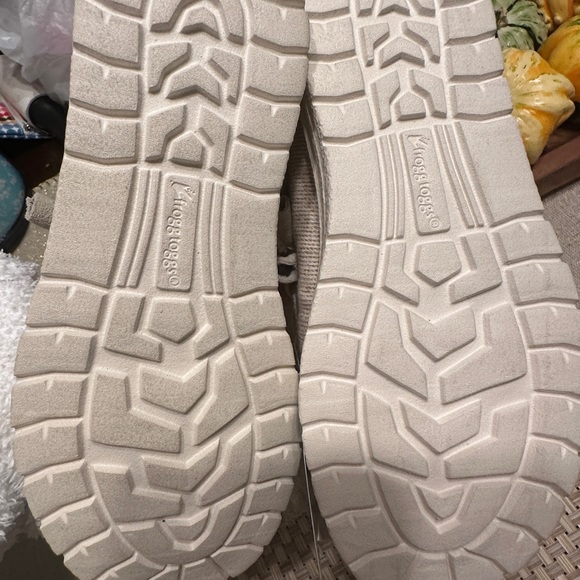 Frogg Togg Women’s shoes. Beige. Size 5 New with Tags. Slip on. - Picture 3 of 4